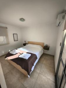 ein Schlafzimmer mit einem großen Bett in einem Zimmer in der Unterkunft Aloha 3 in Chacabuco