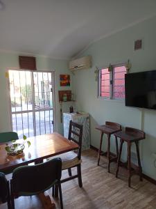 a dining room with a table and chairs and a television at Refugio Quilmes Centro - Work & Relax in Quilmes