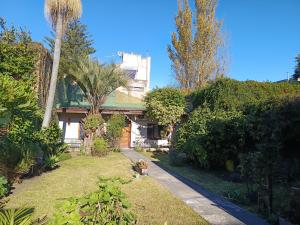 a house with a yard with trees and bushes at Refugio Quilmes Centro - Work & Relax in Quilmes