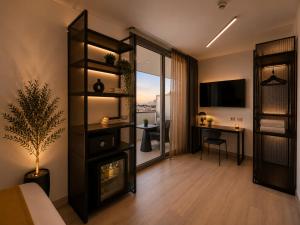 a bedroom with a room with a fireplace and a desk at HOTEL VENICE BEACH HVB 34 Lifestyle 4 Superior in Bibione