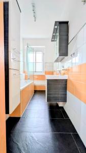 a large kitchen with a sink and a counter at Geräumiges & helles Apartment nahe Leipzig in Böhlen