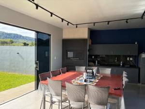 a kitchen and dining room with a table and chairs at Escobar Sunset in Paraguarí