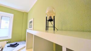 a room with green walls and a white counter top at Geräumiges & helles Apartment nahe Leipzig in Böhlen