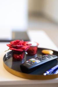 a remote control sitting on top of a table with roses at Reload Apartments - FeWo2 im Remmeker Feld in Bad Arolsen