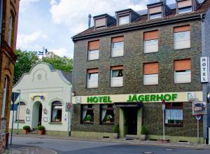 a building on the corner of a street at Hotel Jägerhof in Ratingen