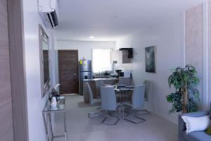 a kitchen and living room with a table and chairs at Casa Rafaela in Santa Elena