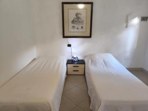 two beds sitting next to each other in a room at Ostello di Montefiorino in Montefiorino