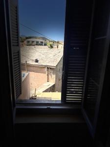 an open window with a view of a roof at Maison Milani Centuri in Centuri