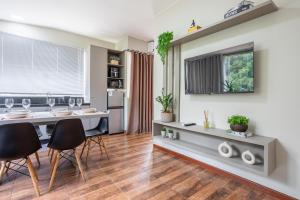 a kitchen and dining room with a table and chairs at APT 302 - 5 min do aeroporto com ar-condicionado, rodoviária e embaixadas in Brasília +17 photos