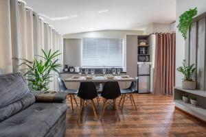 a kitchen and living room with a table and chairs at APT 302 - 5 min do aeroporto com ar-condicionado, rodoviária e embaixadas in Brasília