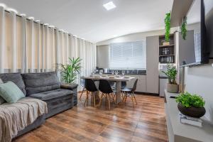 a living room with a couch and a table at APT 302 - 5 min do aeroporto com ar-condicionado, rodoviária e embaixadas in Brasília