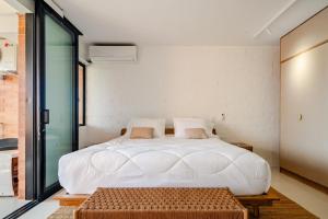 a bedroom with a large white bed and a window at Selva Vista in Pereira +25 photos