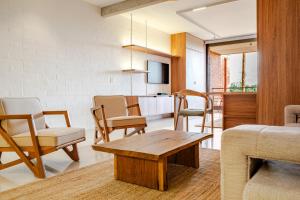 a living room with a coffee table and chairs at Selva Vista in Pereira