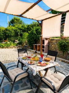 a table with plates of food on a patio at La Casa di Giada, appartamento a piano terra con aria condizionata, wi-fi e parcheggio gratuito in Poggi