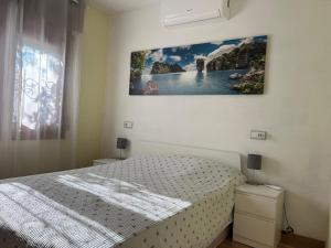 a bedroom with a bed and a picture on the wall at Villa Sonrisa de Oro - private swimming pool in Miami Platja +32 photos