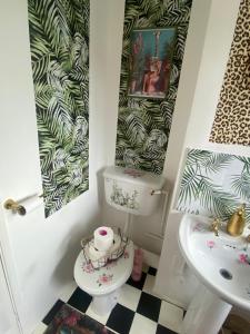a bathroom with a toilet and a sink at Comfortable Guesthouse Stratford upon avon in Stratford-upon-Avon