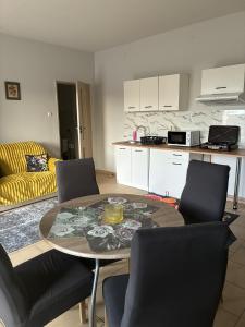 eine Küche und ein Esszimmer mit Tisch und Stühlen in der Unterkunft Łowicka22 in Piątek
