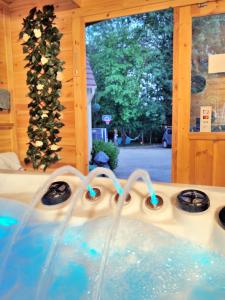 a jacuzzi tub in a log cabin at Celies Country Cottage in Blaru