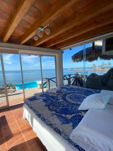 ein Schlafzimmer mit einem Bett und Meerblick in der Unterkunft Isla Quimera Adults Only Beachfront Retreat in San-Blas-Inseln + 13 Fotos