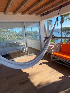 eine Hängematte in einem Zimmer mit Meerblick in der Unterkunft Isla Quimera Adults Only Beachfront Retreat in San-Blas-Inseln