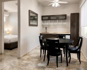 a kitchen and dining room with a table and chairs at Coral Princess Hotel in San Juan