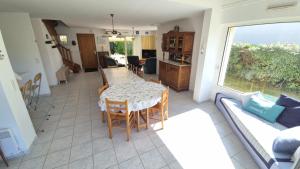 a living room with a table and a couch at Maison 5 chambres, 3 SdB, proche plage in Arzon