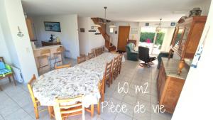 a dining room and kitchen with a table and chairs at Maison 5 chambres, 3 SdB, proche plage in Arzon