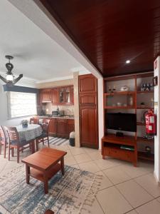 a living room with a table and a kitchen at Monte Gordo T1 - Estrela do Mar in Monte Gordo