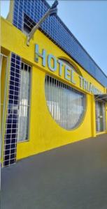 a hotel sign on the side of a building at Hotel Triangulo Itai in Itaí