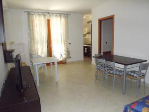 マルティンシクーロにあるIl Ventaglio Apartmentのキッチン、ダイニングルーム(テーブル、椅子付)