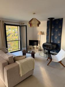 a living room with a couch and a chair at Grande maison à Belgodère Balagne in Belgodère