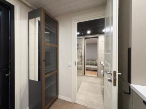 a hallway with a door leading to a bathroom at MetsaMaja in Hiiumaa