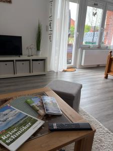 a living room with a coffee table and a tv at Ferienhuus Tüütje in Wolthusen