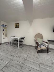 a room with a table and a chair and a table at Studio agréable et paisible in Aubagne