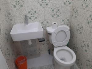 ein kleines Badezimmer mit Toilette und Waschbecken in der Unterkunft Bright Room in Córdoba