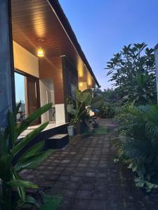 a house with a pathway next to a building at Pondok tulamben in Karangasem