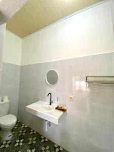 a bathroom with a sink and a toilet at Pondok tulamben in Karangasem