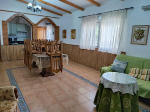 a living room with a green couch and a table at Casa Rural Paraje La Venta in Pliego