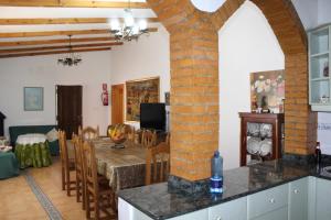 a kitchen and dining room with a brick pillar at Casa Rural Paraje La Venta in Pliego