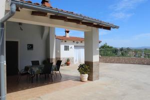 a patio with a table and chairs in a house at Casa Rural Paraje La Venta in Pliego
