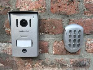 a cell phone and a remote control on a brick wall at Chambre haute in Eupen