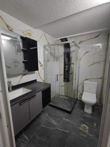 ein Badezimmer mit Dusche und Toilette in der Unterkunft Cozy "Vila Koki" with Private Pool and Lake Surrounded by Nature in Gabrovo