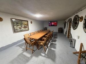ein Esszimmer mit einem langen Tisch und Stühlen in der Unterkunft Cozy "Vila Koki" with Private Pool and Lake Surrounded by Nature in Gabrovo