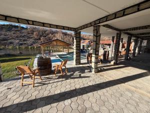 eine Terrasse mit zwei Stühlen und einem Swimmingpool in der Unterkunft Cozy "Vila Koki" with Private Pool and Lake Surrounded by Nature in Gabrovo