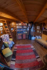 a living room with a rug on the floor at Veža na vlásku in Háj