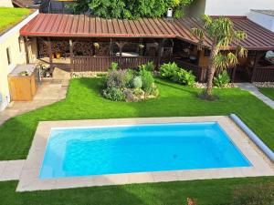 an overhead view of a swimming pool in a yard at Ferienwohnung Roller in Endingen