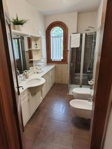 a bathroom with two sinks and a shower at B&B La Pecora Nera in Belluno