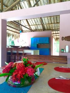 Casa Carey في بالومينو: طاولة عليها إناء من الزهور الحمراء