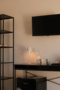 a room with a table with a television on a wall at Nafura in Raffadali