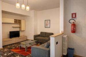 a living room with a couch and a television at Iris Viola in Bagno a Ripoli